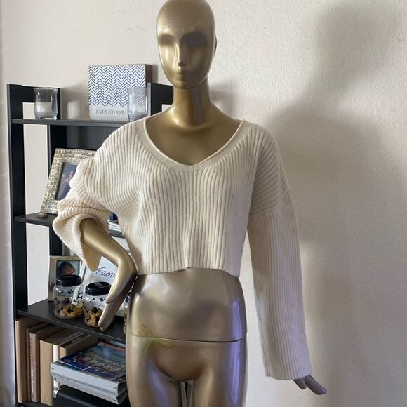 Cream full sleeve cropped knit sweater size small. Never worn one small snag - Picture 1 of 7